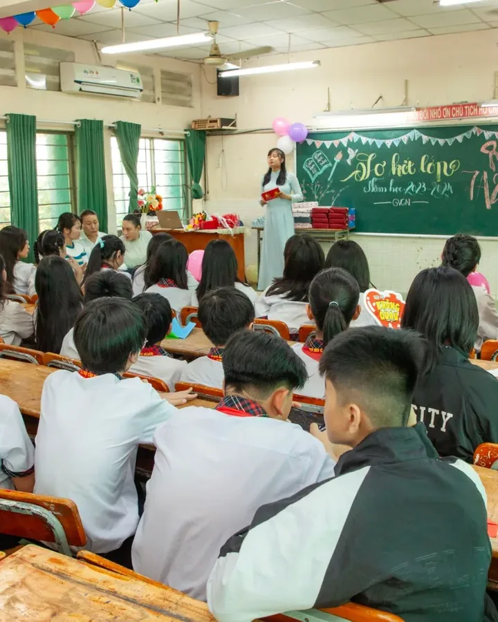 Giảng viên chữa bài