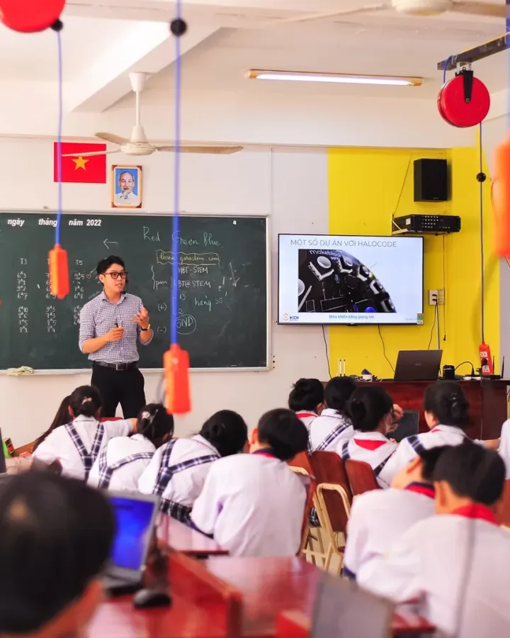 Sinh viên học tiếng Anh tại Nguyễn Văn Chánh 1956